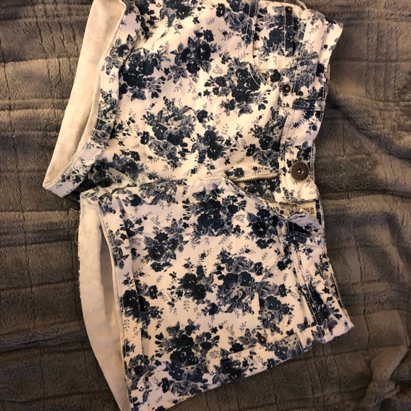 Shorts - Picture 3 of 3